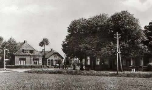 De woning rechts is het pand van de voormalige bakkerij Poepjes, waar op 28 mei 1986 Poepjes 100 jaar is geworden.